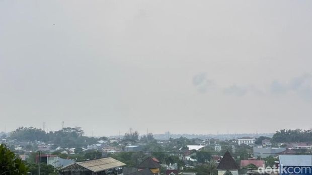 Balikpapan diselimuti kabut lebih pekat dari hari-hari sebelumnya. Balikpapan diselimuti kabut lebih pekat dari hari-hari sebelumnya.