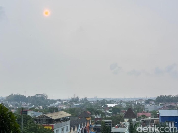 Balikpapan diselimuti kabut lebih pekat dari hari-hari sebelumnya.