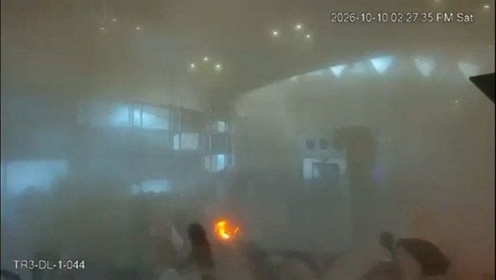 Rekaman CCTV memperlihatkan kepulan asap dan api saat terjadinya serangan di Bandara Internasional King Khalid di Riyadh, Arab Saudi, 10 Oktober 2026. Gambar ini diambil dari sebuah video yang dirilis untuk publik.