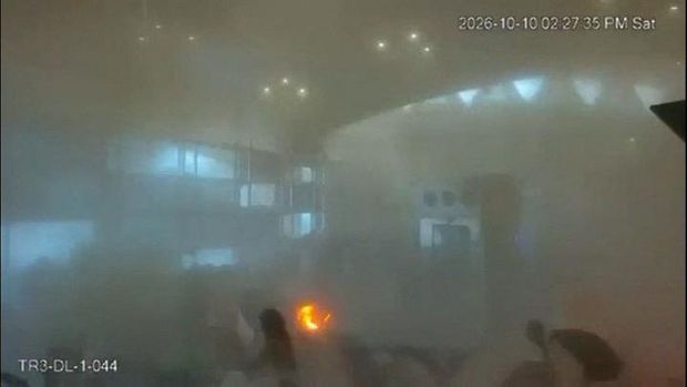 Rekaman CCTV memperlihatkan kepulan asap dan api saat terjadinya serangan di Bandara Internasional King Khalid di Riyadh, Arab Saudi, pada Sabtu (10/10) waktu setempat