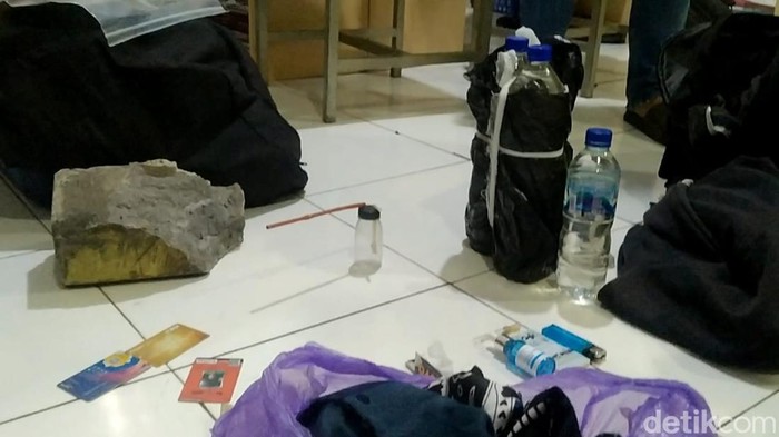 Batang bukti yang diamankan. Dari batu besar hingga alat penghisap.
