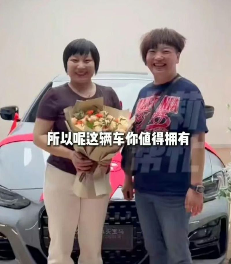 Bikin Iri! Karyawan Restoran Hotpot Dapat BMW Gratis dari Bosnya