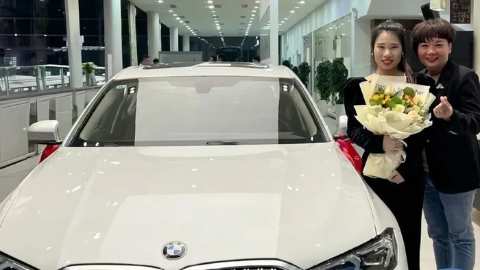Bikin Iri! Karyawan Restoran Hotpot Dapat BMW Gratis dari Bosnya