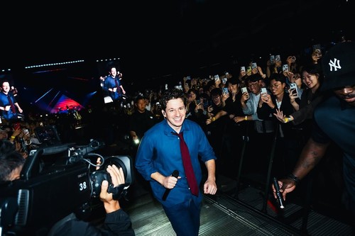 Charlie Puth menggelar konser tur dunia Whaveter's Clever! di Goyang Sports Complex Main Stadium, Korea Selatan, pada Minggu (11/10/2026).