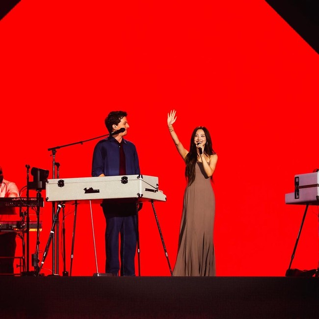 Majestic! Konser Stadium Perdana Charlie Puth di Korea Ft. Nayeon TWICE