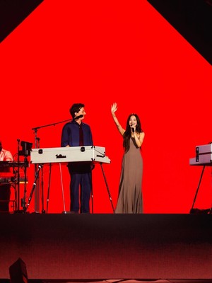 Majestic! Konser Stadium Perdana Charlie Puth di Korea Ft. Nayeon TWICE