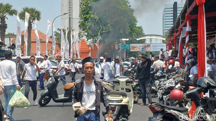 Demo rokok ilegal di Surabaya