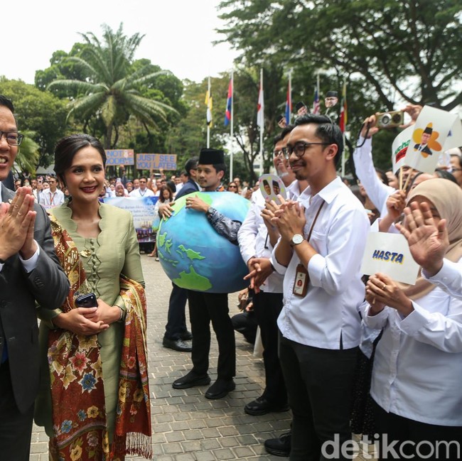 Diiringi Lagu Kisah Klasik, Sugiono Pamit dari Kemlu