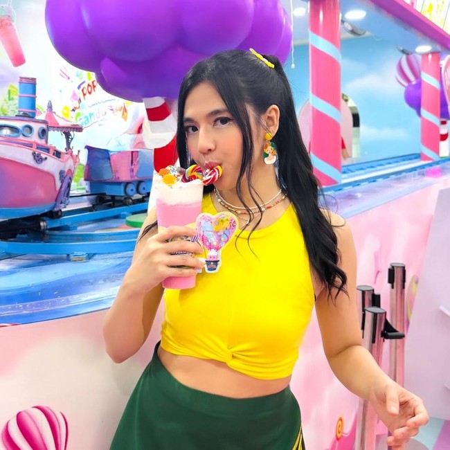 Serunya DJ Una saat Brunch di Bali hingga Jajan di Disneyland Hong Kong
