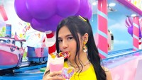 Serunya DJ Una saat Brunch di Bali hingga Jajan di Disneyland Hong Kong