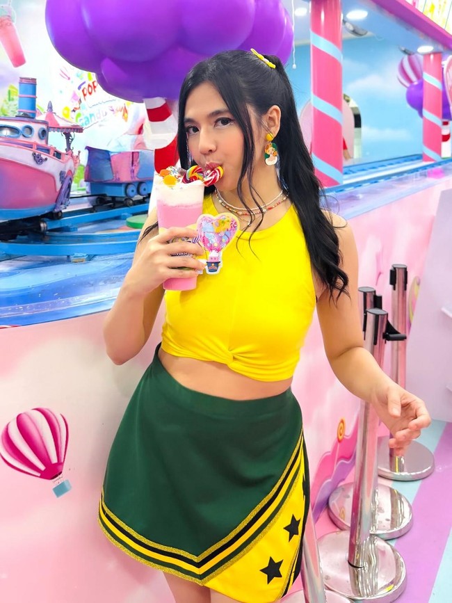Serunya DJ Una saat Brunch di Bali hingga Jajan di Disneyland Hong Kong
