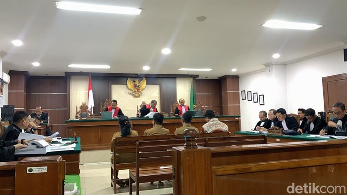 Eks Pj Gubernur Sulsel Bahtiar Baharuddin jadi saksi di sidang kasus korupsi bibit nanas. Wan Nur Ain/detiksulsel