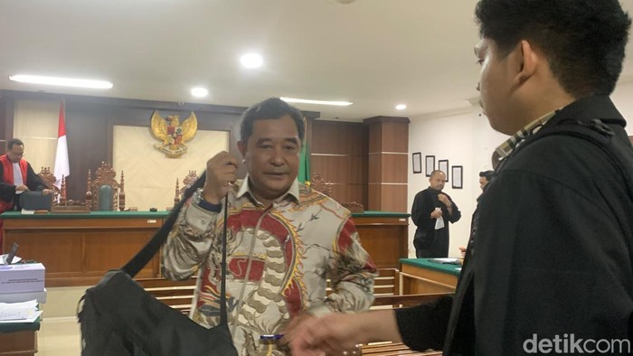 Eks Pj Gubernur Sulsel Bahtiar Baharuddin menjadi saksi dalam sidang perkara korupsi bibit nanas Pemprov Sulsel Tahun Anggaran 2023. Wan Nur Ain/detiksulsel
