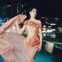 Bagi Yogie, dekade tersebut merepresentasikan salah satu periode dengan kaidah estetika yang begitu sempurna. Mulai dari tatanan rambut, rias wajah, hingga siluet busana yang membentuk lekuk tubuh menyerupai jam pasir, seluruh elemen berpadu menghadirkan citra perempuan yang elegan, percaya diri, dan berkelas. (Foto: Instagram/@bingbing_fan)