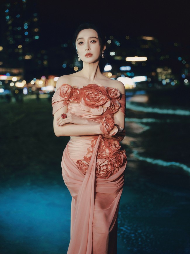 Hasilnya, sebuah tampilan yang terasa romantis, elegan, dan tetap memiliki karakter khas busana haute couture. Karya Yogie Pratama ini memperlihatkan bagaimana detail dekoratif yang kaya dapat berpadu harmonis dengan draping yang ringan. (Foto: Instagram/@bingbing_fan)