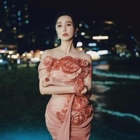 Hasilnya, sebuah tampilan yang terasa romantis, elegan, dan tetap memiliki karakter khas busana haute couture. Karya Yogie Pratama ini memperlihatkan bagaimana detail dekoratif yang kaya dapat berpadu harmonis dengan draping yang ringan. (Foto: Instagram/@bingbing_fan)