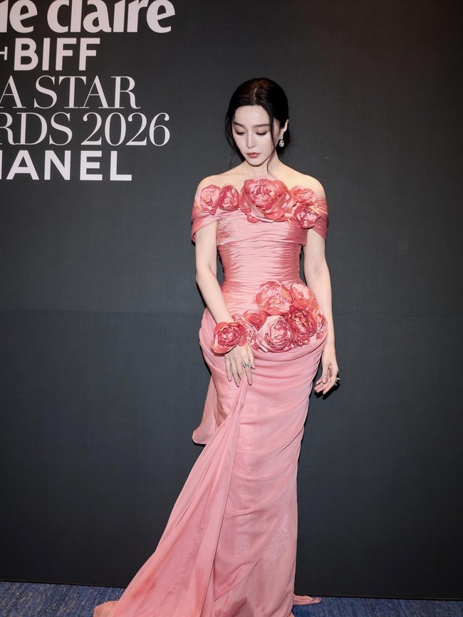 Foto: Fan Bingbing Anggun Berbalut Gaun Couture Yogie Pratama di Karpet Merah