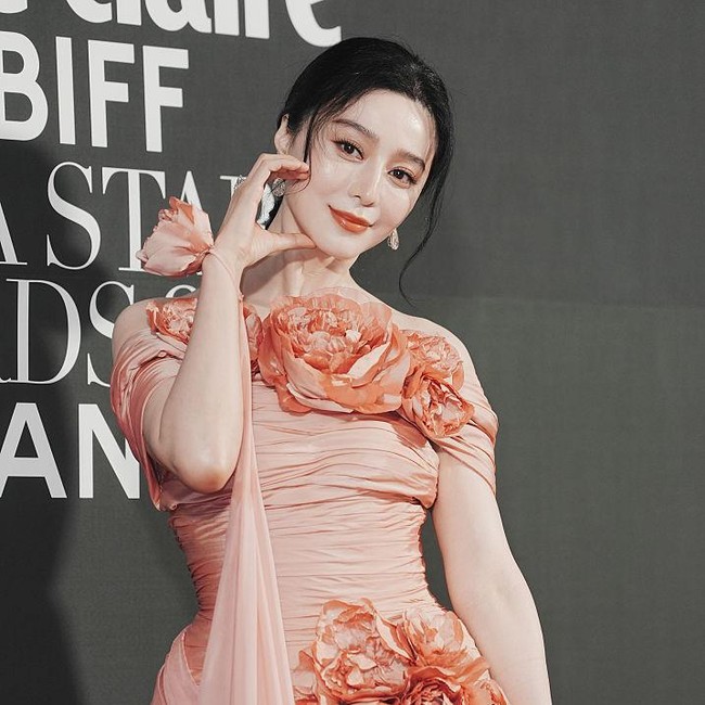 Foto: Fan Bingbing Anggun Berbalut Gaun Couture Yogie Pratama di Karpet Merah