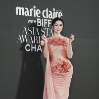 Menghadiri Marie Claire Asia Star Awards 2026 di Busan, Korea Selatan, baru-baru ini, Fan Bingbing menghadirkan sisi yang lebih lembut dan romantis. Untuk penampilannya sebagai presenter, ia mengenakan gaun couture merah muda karya desainer Indonesia, Yogie Pratama. (Foto: The Chosunilbo JNS/Imazins via Getty Images)