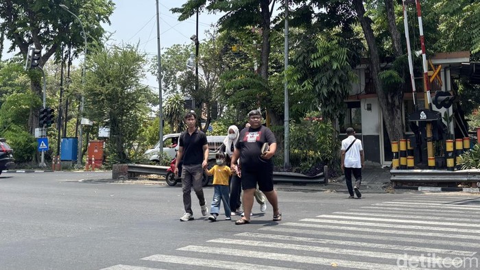 Fenomena hari tanpa bayangan di Surabaya.