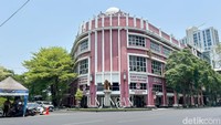 Pantauan detikJatim saat fenomena ini terjadi, bayangan benda tegak terlihat bertumpuk dengan bendanya sendiri. Seperti bayangan gedung-gedung di kawasan Jalan Tunjungan yang terlihat hilang karena tidak menjorok ke sisi tertentu.