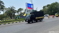 Kondisi serupa juga bisa dilihat pada kendaraan bermotor yang melintas di jalan raya. Bayangan roda dua maupun roda empat siang ini nampak menyatu dengan bodi kendaraannya.