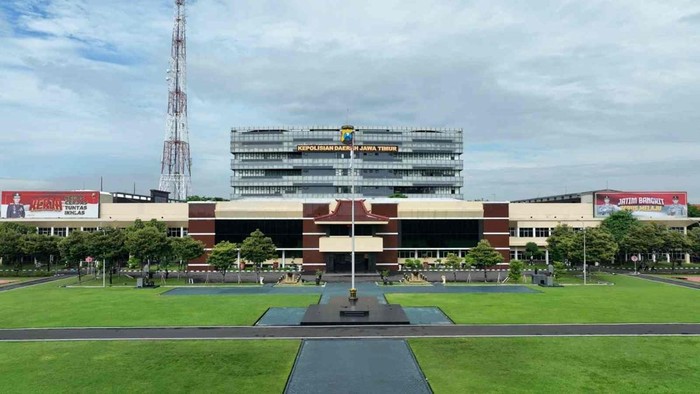 Gedung kantor Polda Jawa Timur.
