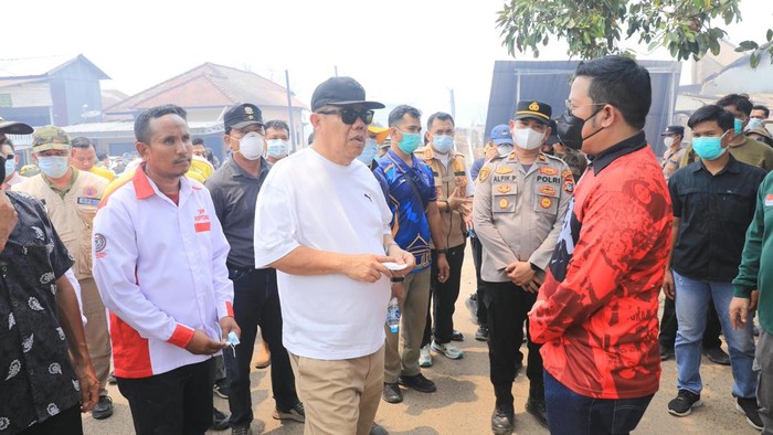 Gubernur Babel Hidayat Arsani meninjau lokasi pengungsian bersama Bupati Basel Riza Herdavid, Minggu (11/10).