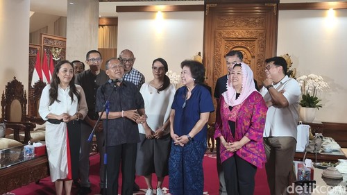 Gubernur Bali Wayan Koster saat konferensi pers Pekan Iklim Bali di Rumah Jabatan Jayasabha Denpasar, Minggu (11/10/2026). (Foto: Putu Yonata/detikBali)