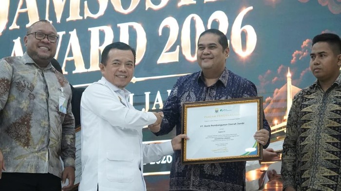 Gubernur Jambi Al Haris saat memberikan penghargaan Jamsostek Award