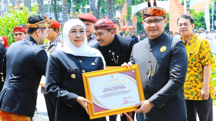 Gubernur Jawa Timur Khofifah Indar Parawansa bersama Kepala Dindik Jatim Aries Agung Paewai