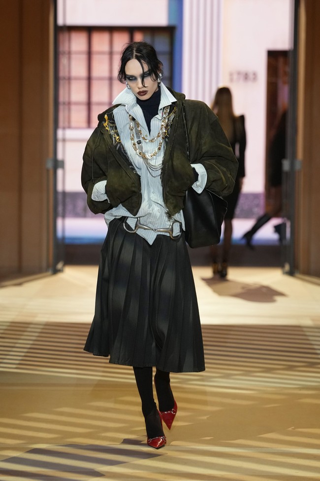 Selain busana, aksesori menjadi bagian penting dalam membangun karakter koleksi. Gucci menghadirkan tas Horsebit bergaya uptown dengan tampilan ramping dan kompartemen interior yang tertata. (Foto: Alessandro Lucioni / Gorunway.com)