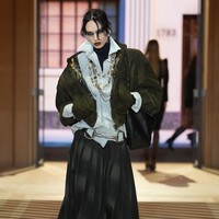 Selain busana, aksesori menjadi bagian penting dalam membangun karakter koleksi. Gucci menghadirkan tas Horsebit bergaya uptown dengan tampilan ramping dan kompartemen interior yang tertata. (Foto: Alessandro Lucioni / Gorunway.com)