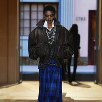 Identitas equestrian Gucci turut hadir melalui detail Horsebit dalam ukuran besar maupun mini. Elemen ikonis tersebut menjadi aksen pada sejumlah rancangan, termasuk ikat pinggang 3X yang dikenakan untuk mempertegas siluet busana bergaya New Romantic. (Foto: Alessandro Lucioni / Gorunway.com)