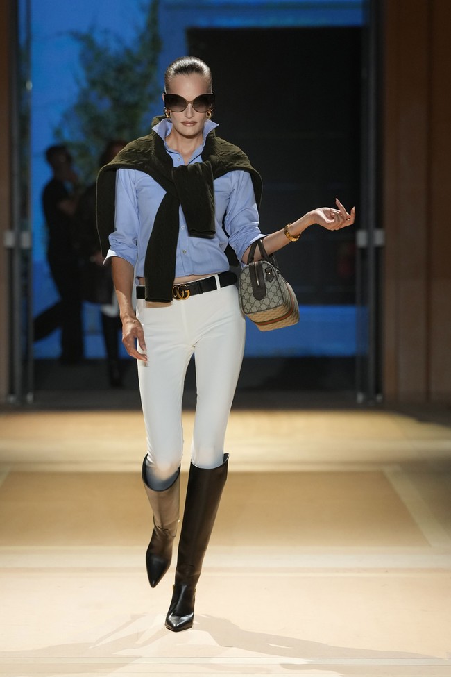 Koleksi ini memadukan gaya aristokrat, tailoring tegas, hingga siluet feminin yang berani, dengan sentuhan warisan Gucci yang ikonis. Tak hanya menampilkan rancangan busana, peragaan tersebut juga memperlihatkan visi sang desainer terhadap konsep butik Gucci di masa depan, melalui ruang yang dirancang menyerupai area ritel. Foto: Alessandro Lucioni / Gorunway.com