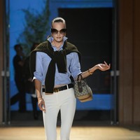 Koleksi ini memadukan gaya aristokrat, tailoring tegas, hingga siluet feminin yang berani, dengan sentuhan warisan Gucci yang ikonis. Tak hanya menampilkan rancangan busana, peragaan tersebut juga memperlihatkan visi sang desainer terhadap konsep butik Gucci di masa depan, melalui ruang yang dirancang menyerupai area ritel. Foto: Alessandro Lucioni / Gorunway.com