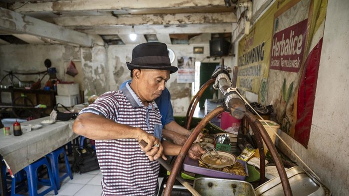 Pedagang menyajikan kuliner gule kambing bustaman di Semarang, Jawa Tengah, Senin (12/10/2026). Kementerian Kebudayaan menetapkan gule kambing bustaman yang merupakan kuliner khas Kota Semarang dengan ciri khas kuah tanpa santan tersebut sebagai salah satu dari 21 Warisan Budaya Takbenda Indonesia (WBTbI) 2026 dari Jawa Tengah. ANTARA FOTO/Aprillio Akbar/YU