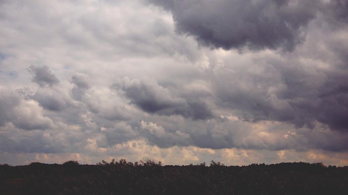 Ilustrasi cloud seeding.