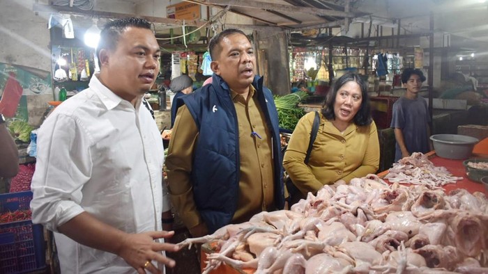 Kadis Perindag ESDM Sumut Dedy Jaminsyah Harahap dan Direktur PD AIJ Sumut saat intervensi harga cabai merah dan ayam potong.