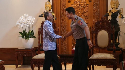 Irjen Daniel Adityajaya berpamitan dengan Gubernur Bali, Wayan Koster, di Rumah Jabatan Gubernur Bali Jaya Sabha, Denpasar, Senin (12/10/2026). Daniel berpamitan lantaran telah selesai menjabat Kapolda Bali. (Dok: Pemprov Bali)