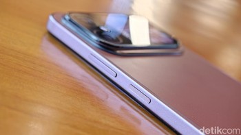 itel A300+ mengusung bingkai datar dengan tombol daya dan pengatur volume di bagian samping. Bodinya diklaim memenuhi standar ketahanan military-grade serta mengantongi sertifikasi IP65 untuk perlindungan terhadap debu dan semprotan air. Foto: Adi FR/detikINET