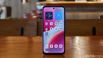 Dari depan, itel A300+ mengusung layar 6,78 inci beresolusi HD+ dengan refresh rate 120Hz dan tingkat kecerahan hingga 700 nits. Kamera selfie ditempatkan dalam punch-hole di tengah atas layar. Foto: Adi FR/detikINET