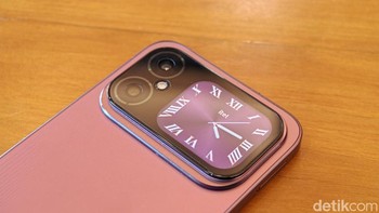 Daya tarik utama itel A300+ adalah layar belakang interaktif berukuran 2,01 inci. Layar mungil ini bisa menampilkan jam, notifikasi, kontrol musik, hingga menjadi pratinjau saat selfie menggunakan kamera utama. Foto: Adi FR/detikINET