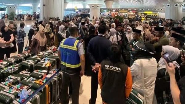 Jemaah haji di Makassar telantar di Bandara Sultan Hasanuddin imbas bandara di Riyadh diserang Hauthi.