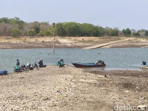 Jembatan Kuno Era Kolonial Muncul di Waduk Gajah Mungkur yang Mengering