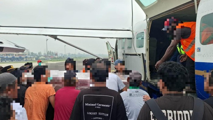 Jenazah pria berinisial A, korban pembacokan diduga KKB di Yahukimo, dipulangkan ke Makassar.
