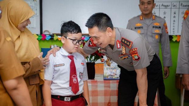 Kapolda Metro Jaya Komjen Dadang Hartanto berkunjung ke SDN Gunung 01 Kebayoran Baru, Jaksel, Senin (12/10/2026).