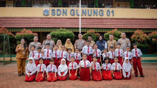 Kapolda Metro Jaya Komjen Dadang Hartanto berkunjung ke SDN Gunung 01 Kebayoran Baru, Jaksel, Senin (12/10/2026).