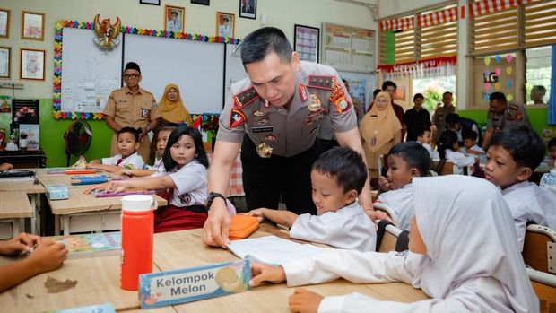 Kapolda Metro Jaya Komjen Dadang Hartanto berkunjung ke SDN Gunung 01 Kebayoran Baru, Jaksel, Senin (12/10/2026).