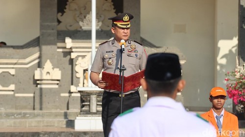 Kapolres Tabanan, AKBP I Putu Bayu Pati menjadi pembina upacara bendera di SMAN 1 Tabanan, Senin (12/10/2026).